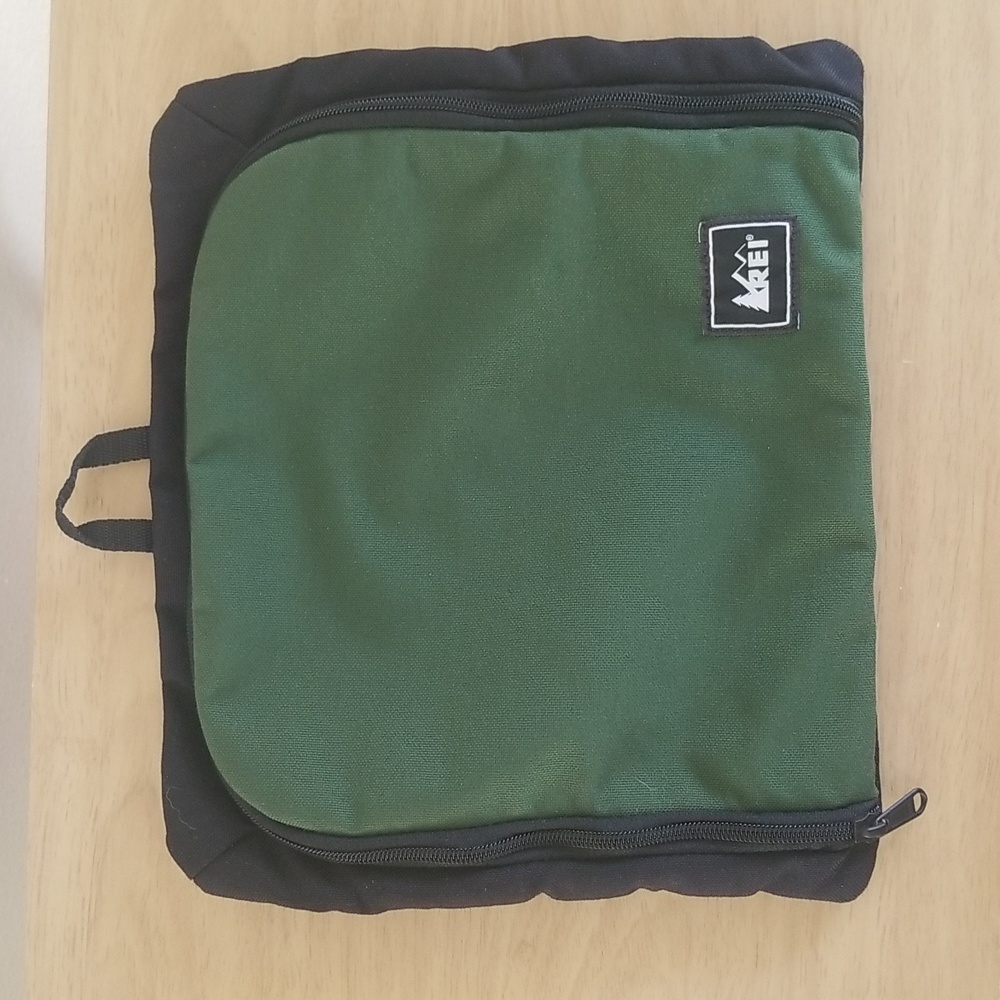Rei Black Green Toiletary Bag